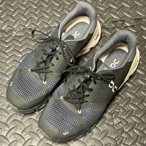 On Running Cloudflyer Men's Black and Gray Athletic Shoes sz 10.5